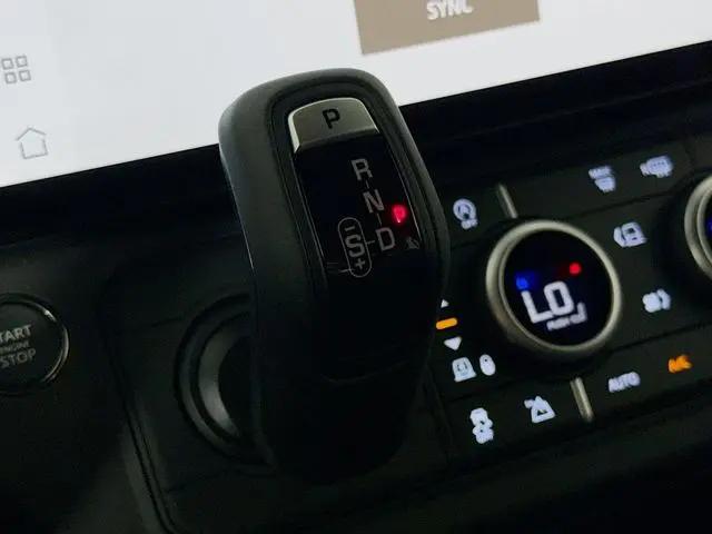 2026 Land Rover Defender P400 X-Dynamic SE