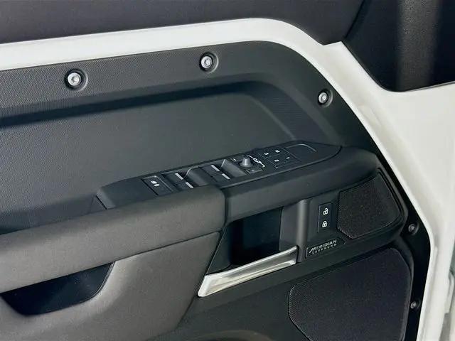 2026 Land Rover Defender P400 X-Dynamic SE