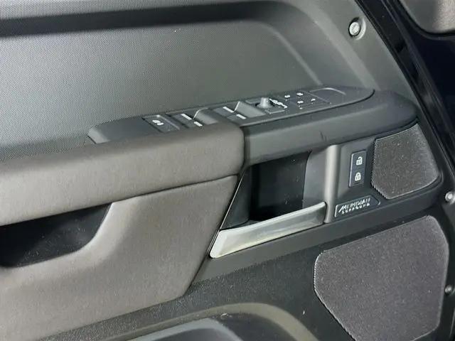 2026 Land Rover Defender P400 X-Dynamic SE