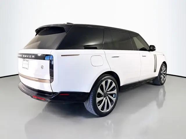 2026 Land Rover Range Rover P615 SV