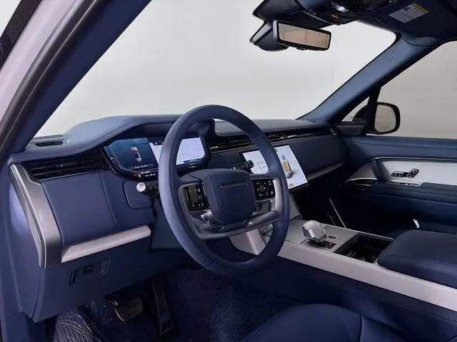 2026 Land Rover Range Rover P615 SV