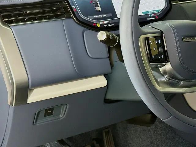 2026 Land Rover Range Rover P615 SV