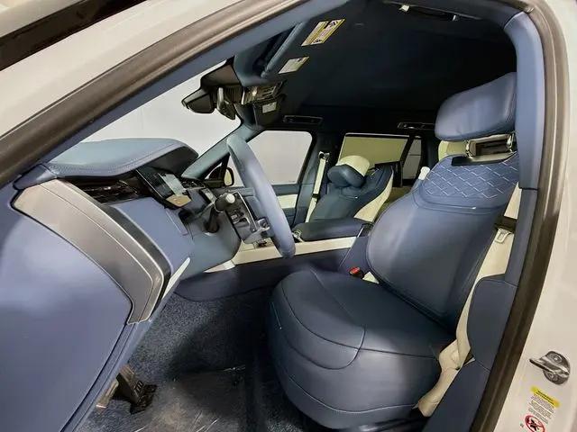 2026 Land Rover Range Rover P615 SV
