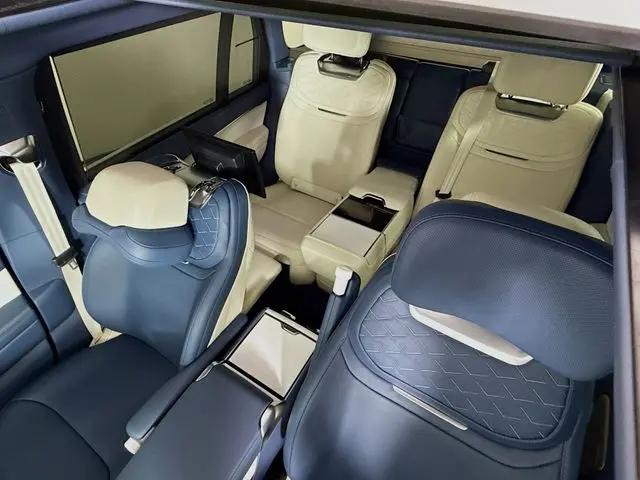2026 Land Rover Range Rover P615 SV