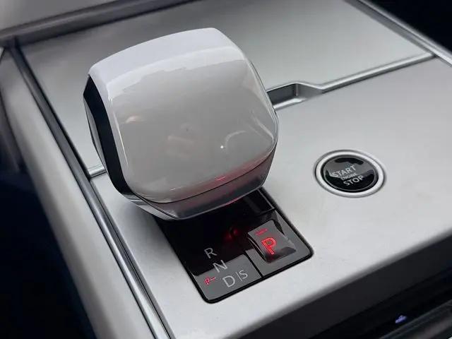 2026 Land Rover Range Rover P615 SV