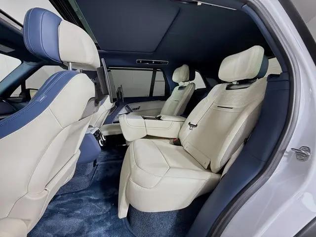 2026 Land Rover Range Rover P615 SV
