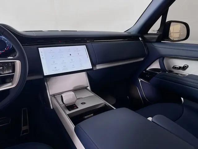 2026 Land Rover Range Rover P615 SV