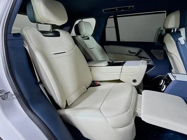 2026 Land Rover Range Rover P615 SV