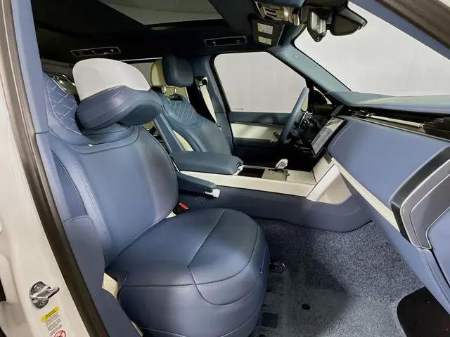 2026 Land Rover Range Rover P615 SV