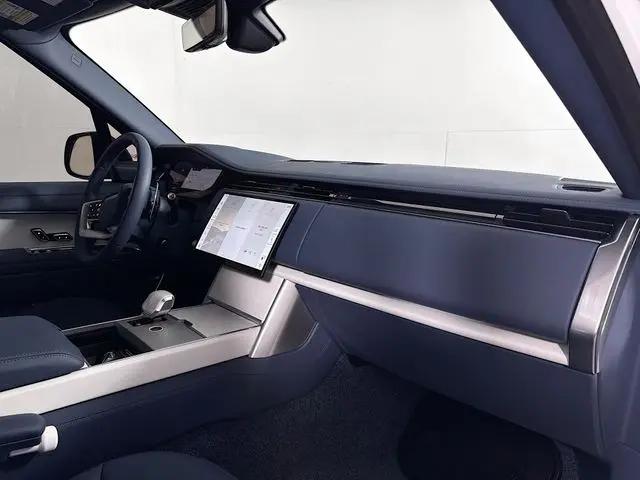 2026 Land Rover Range Rover P615 SV