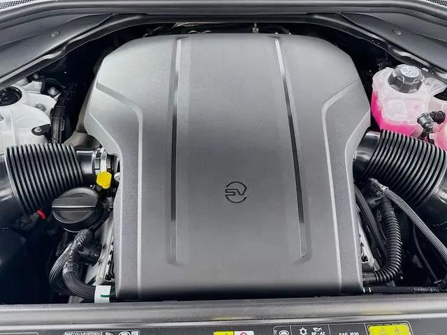 2026 Land Rover Range Rover P615 SV