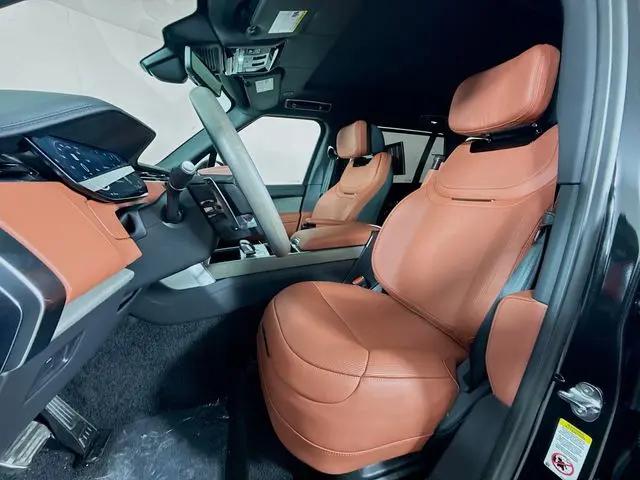 2026 Land Rover Range Rover P615 SV