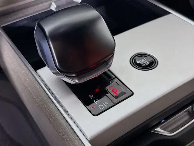 2026 Land Rover Range Rover P615 SV