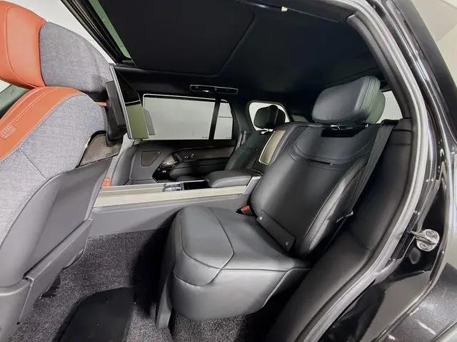 2026 Land Rover Range Rover P615 SV