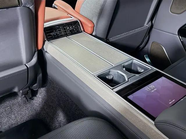 2026 Land Rover Range Rover P615 SV