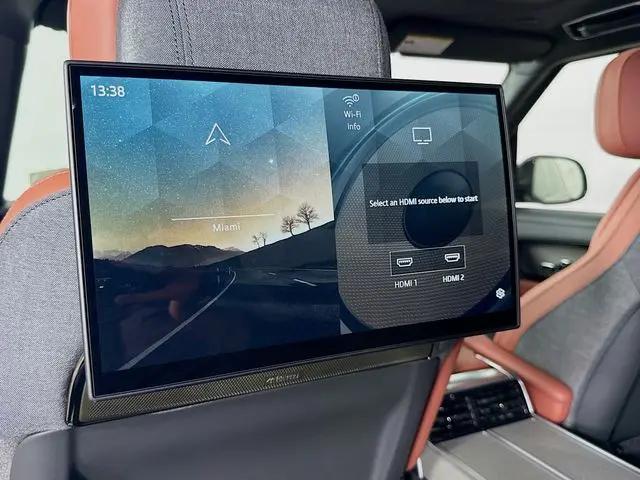 2026 Land Rover Range Rover P615 SV