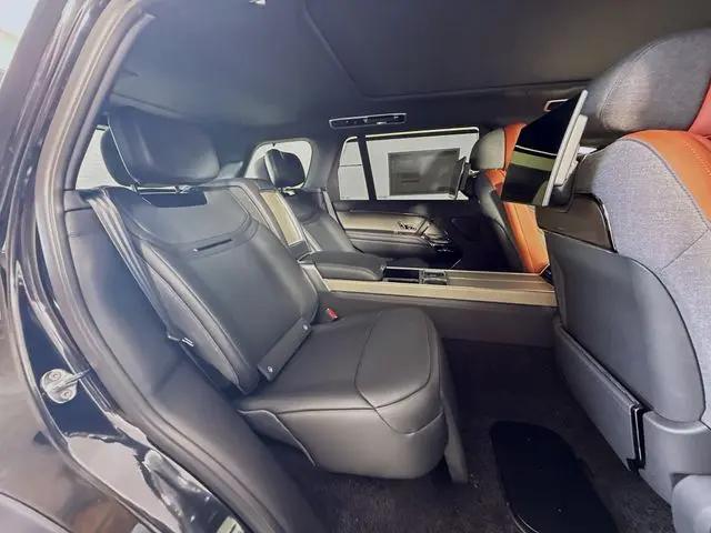2026 Land Rover Range Rover P615 SV