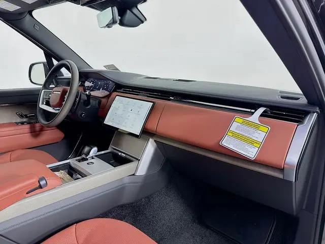 2026 Land Rover Range Rover P615 SV