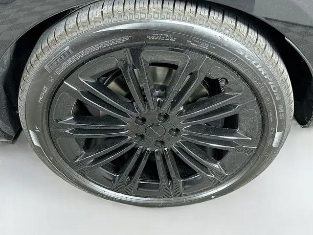 2026 Land Rover Range Rover P615 SV