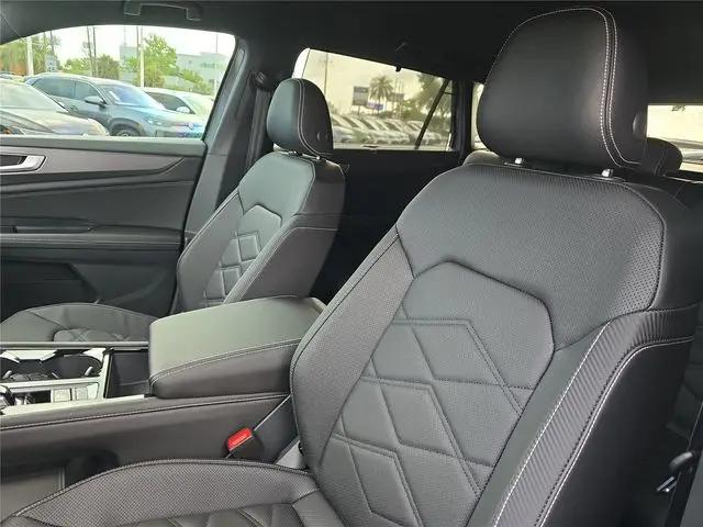 2026 Volkswagen Atlas Cross Sport SE with Technology