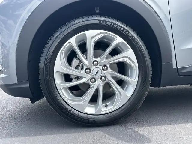2027 Chevrolet Bolt LT FWD