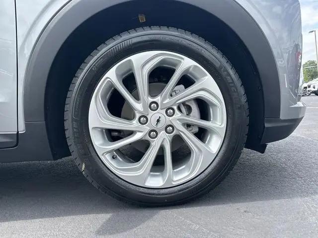 2027 Chevrolet Bolt LT FWD