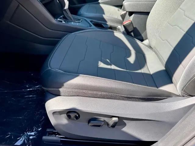 2026 Volkswagen Taos SE Black