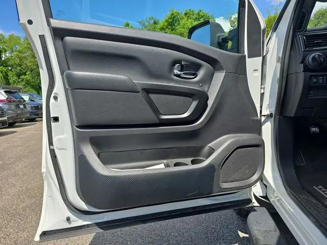 2023 Nissan Titan Crew Cab SV 4x2