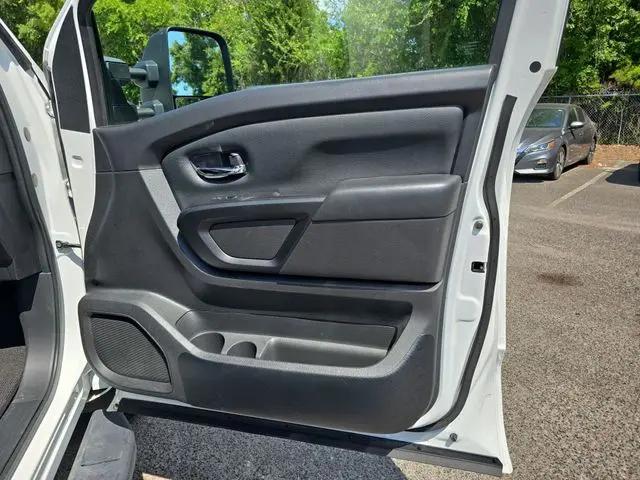 2023 Nissan Titan Crew Cab SV 4x2