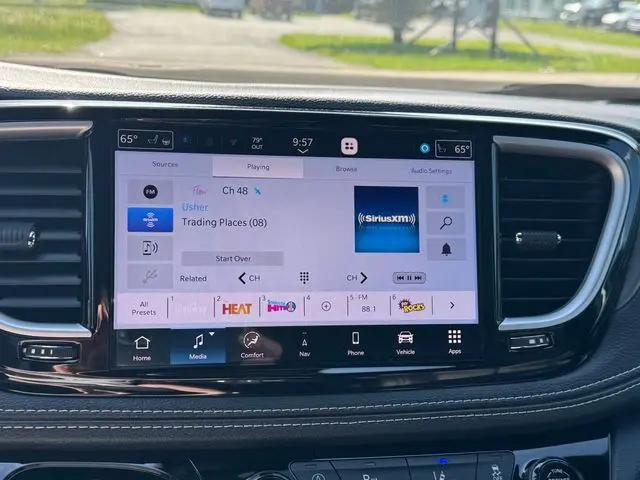 2027 Chrysler Pacifica Select