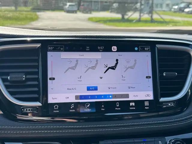 2027 Chrysler Pacifica Select