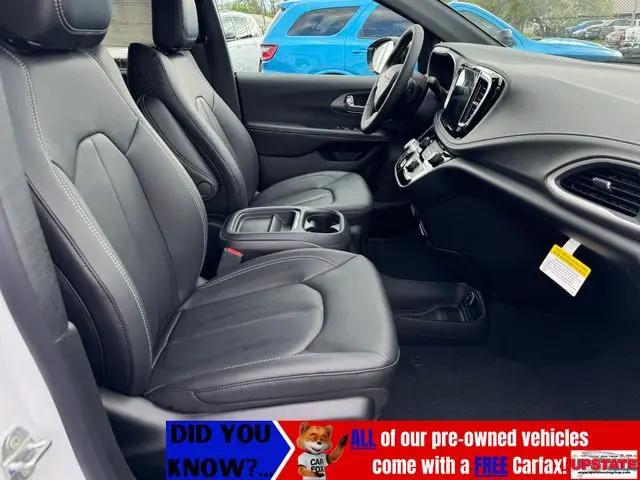 2027 Chrysler Pacifica Select