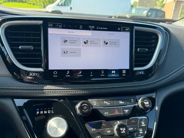 2027 Chrysler Pacifica Select