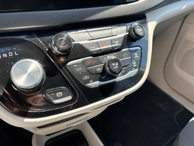 2024 Chrysler Voyager LX