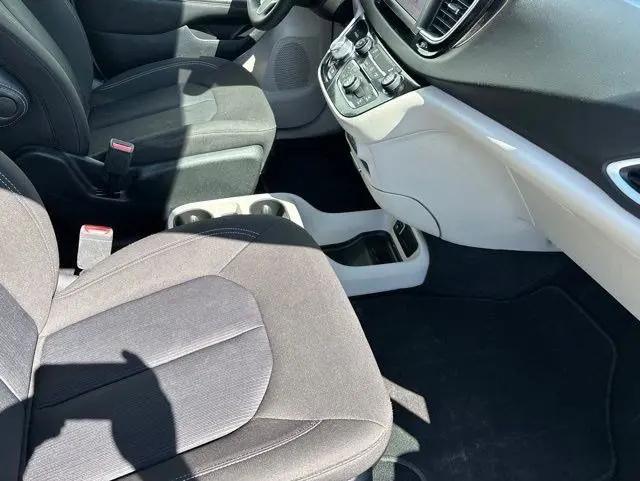 2024 Chrysler Voyager LX