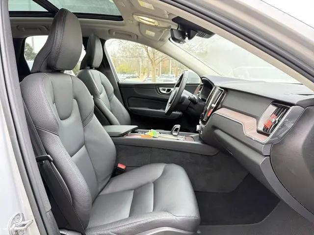 2023 Volvo XC60 Recharge T8 Plus Bright Theme
