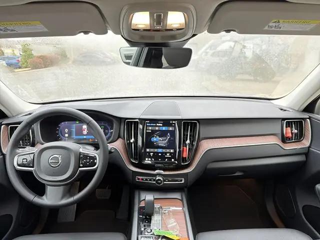 2023 Volvo XC60 Recharge T8 Plus Bright Theme