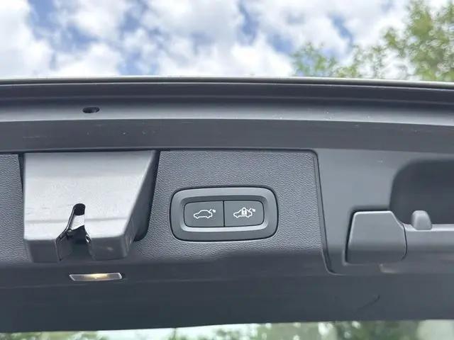 2023 Volvo XC60 Recharge T8 Plus Bright Theme