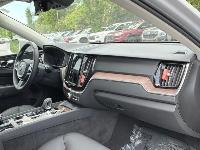 2023 Volvo XC60 Recharge T8 Plus Bright Theme