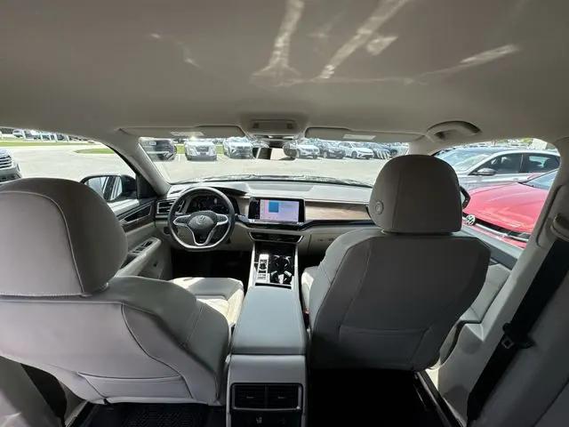 2026 Volkswagen Atlas SE with Technology