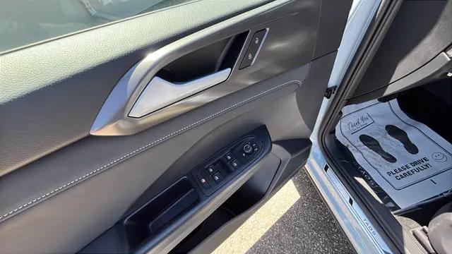 2026 Volkswagen Taos SE Black