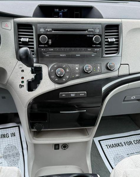 2012 Toyota Sienna LE V6 8 Passenger