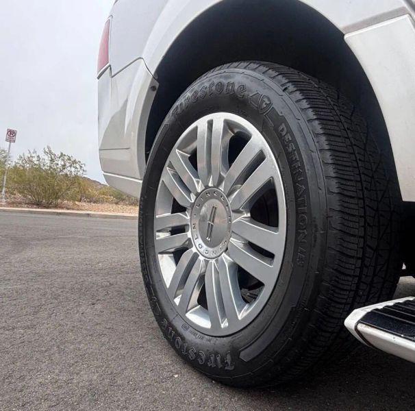 2011 Lincoln Navigator Base