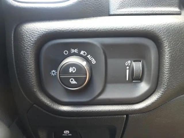 2026 Ram 1500 Express Crew Cab 4x4 5'7" Box