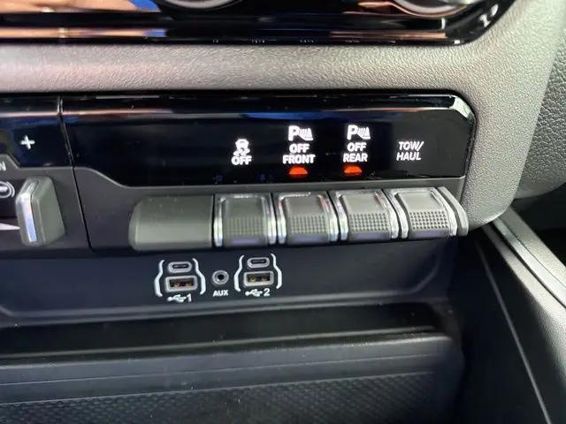 2025 Ram 1500 Big Horn Crew Cab 4x4 5'7" Box