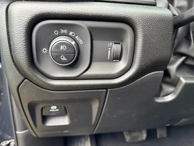 2026 Ram 1500 Express Crew Cab 4x4 5'7" Box