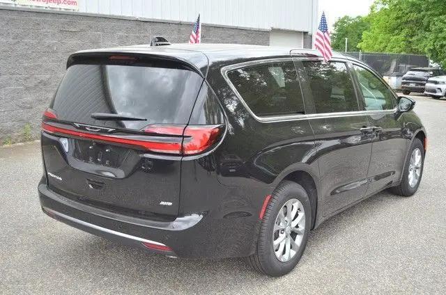 2027 Chrysler Pacifica Select AWD