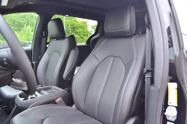 2027 Chrysler Pacifica Select AWD