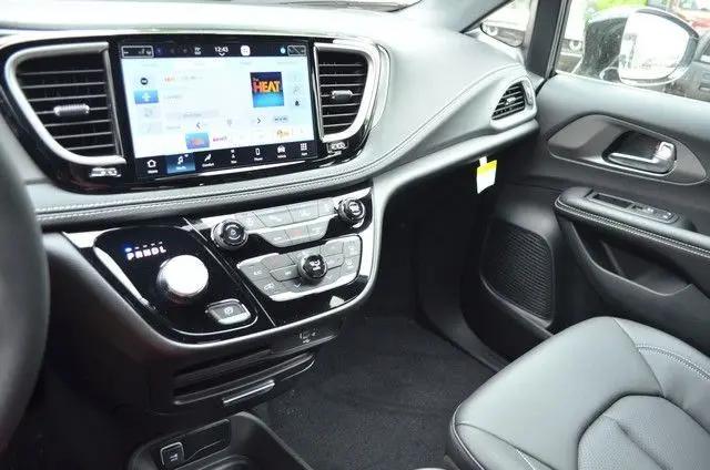 2027 Chrysler Pacifica Select AWD