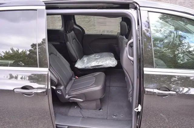 2027 Chrysler Pacifica Select AWD